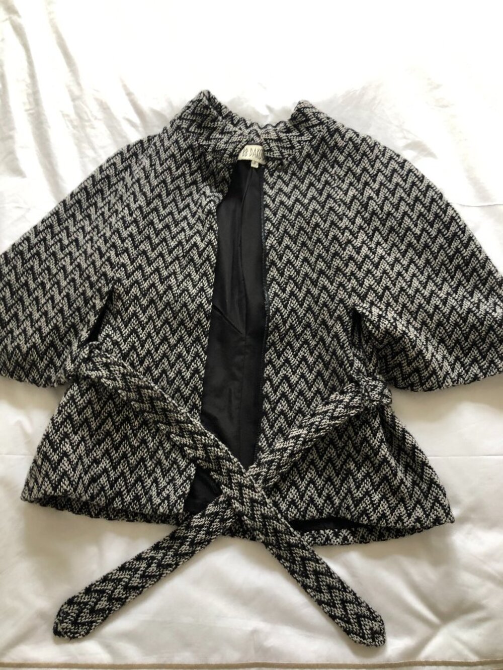 BB Dakota - Black & White Chevron Herringbone Cape with belt wrap - Size S - Picture 4 of 11